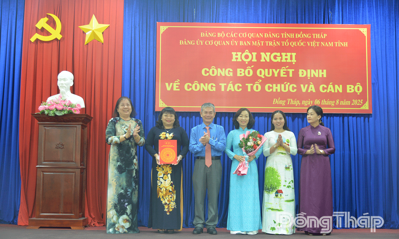 Trao Quyết định thành lập chi bộ Ban Công tác phụ nữ tỉnh.