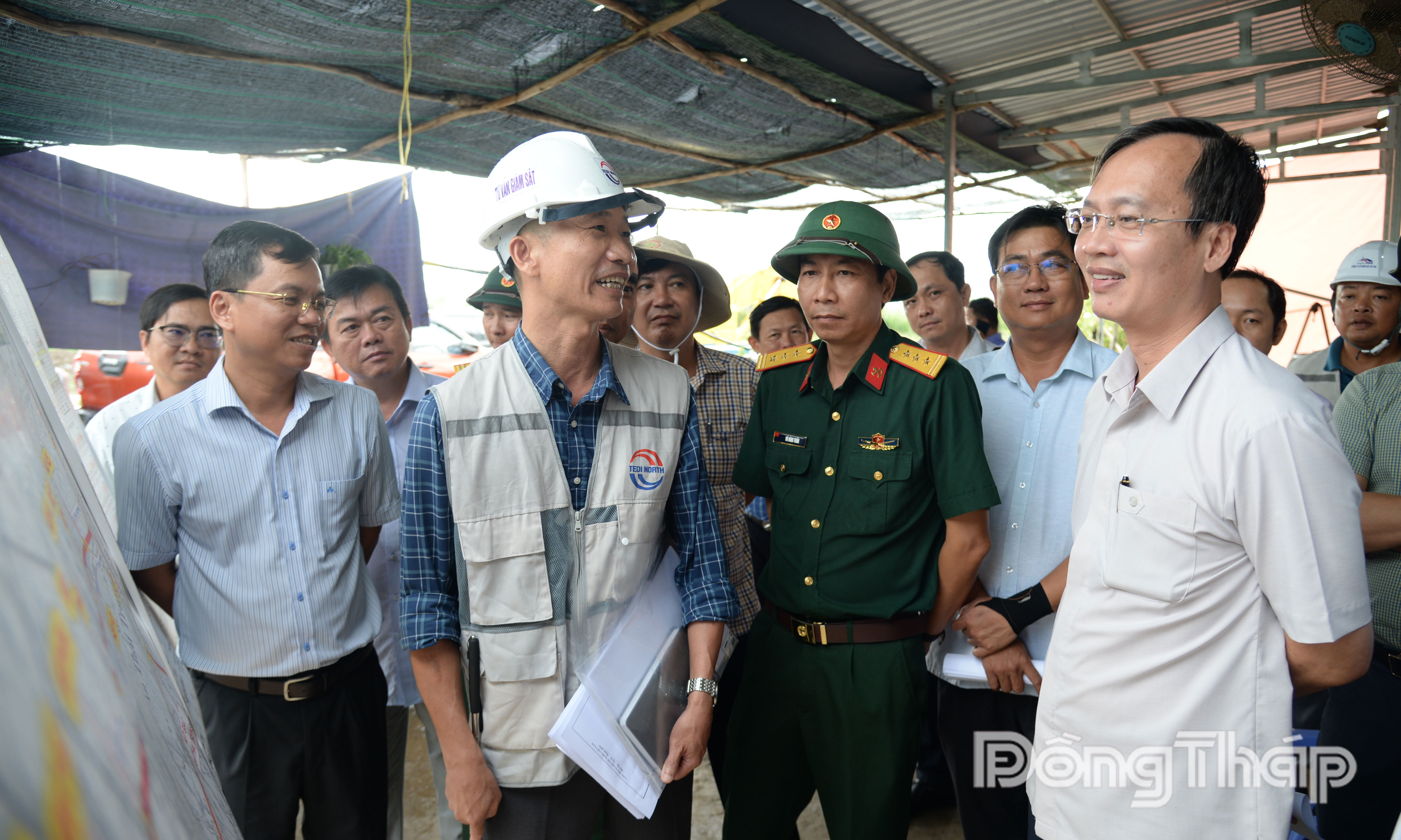 Đơn vị tư vấn giám sát, nhà thầu báo cáo tiến độ dự án.