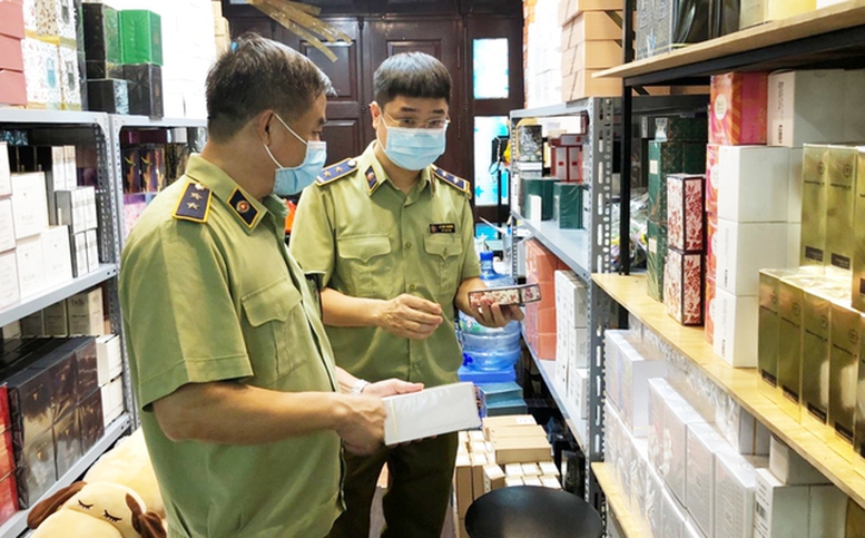 Cục Quản lý thị trường Hà Nội kiểm tra một cơ sở chuyên kinh doanh mỹ phẩm tại Hà Nội.
