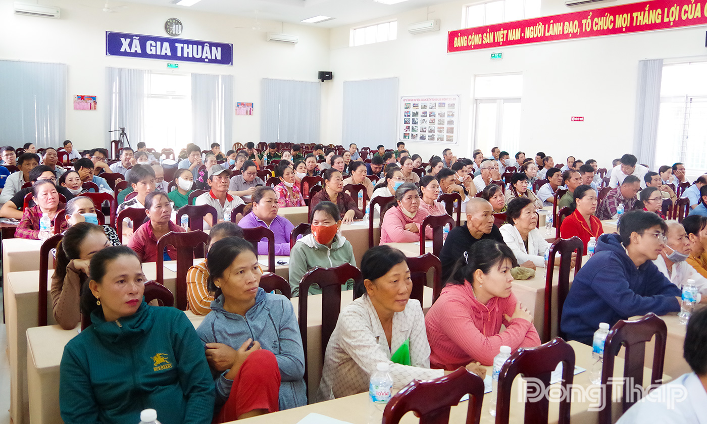 Đại biểu và bà con ngư dân tham gia buổi tập huấn phổ biến quy định pháp luật thủy sản và biện pháp chống khai thác IUU. 