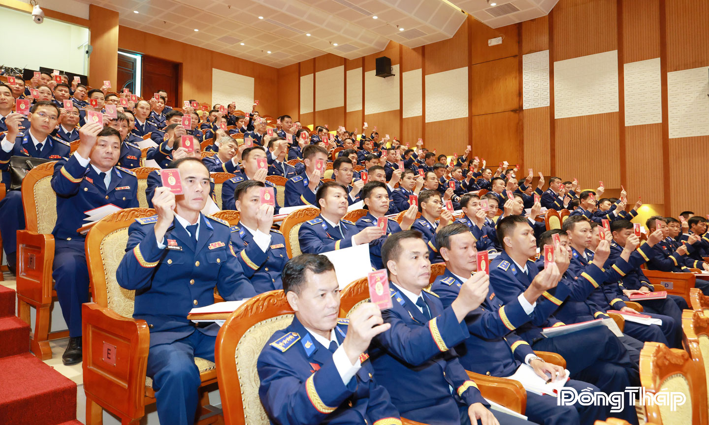 Các đại biểu thông qua chương trình, quy chế làm việc của Đại hội.