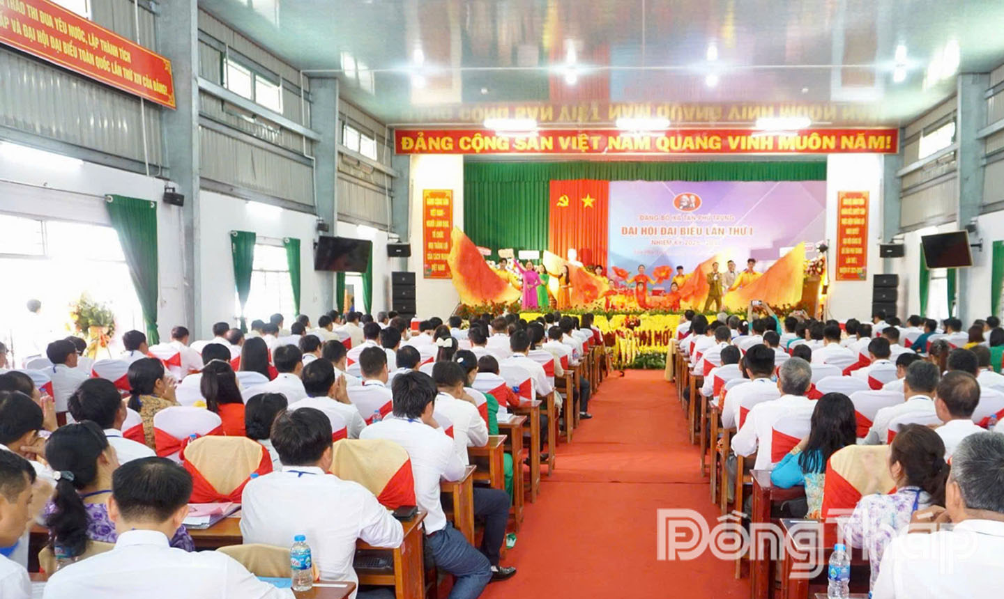 216 đại biểu chính thức đại diện cho 1.352 đảng viên toàn Đảng bộ tham dự Đại hội