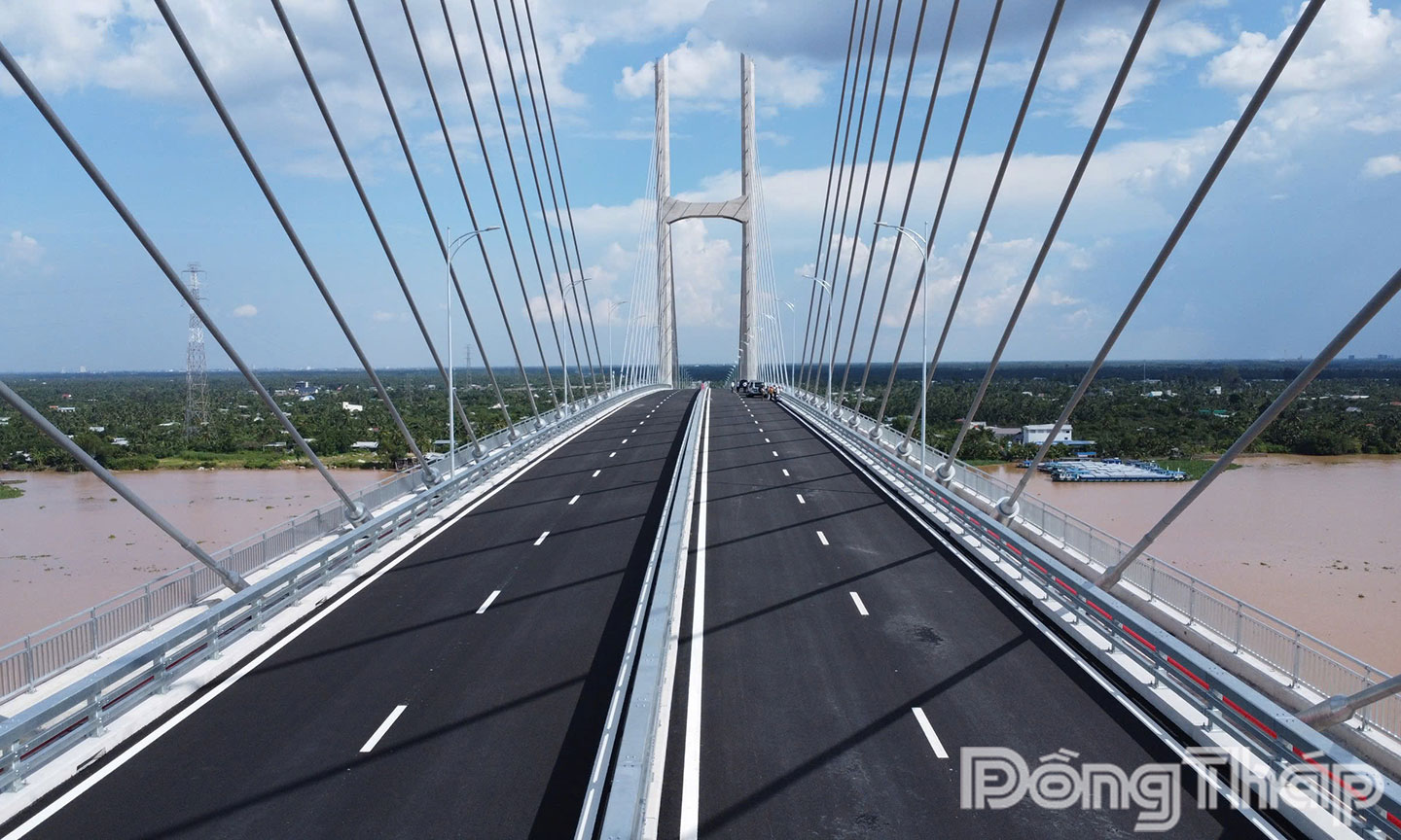 Cầu Rạch Miễu 2 đã gần như hoàn chỉnh, chờ đưa vào sử dụng.