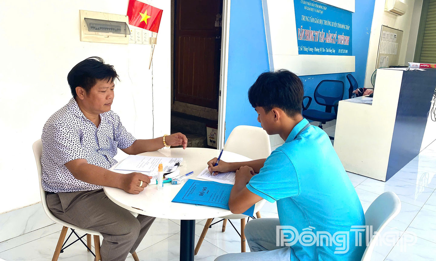 Nhận hồ sơ tuyển sinh lớp 10 tại Trung tâm Giáo dục thường xuyên tỉnh Đồng Tháp. 