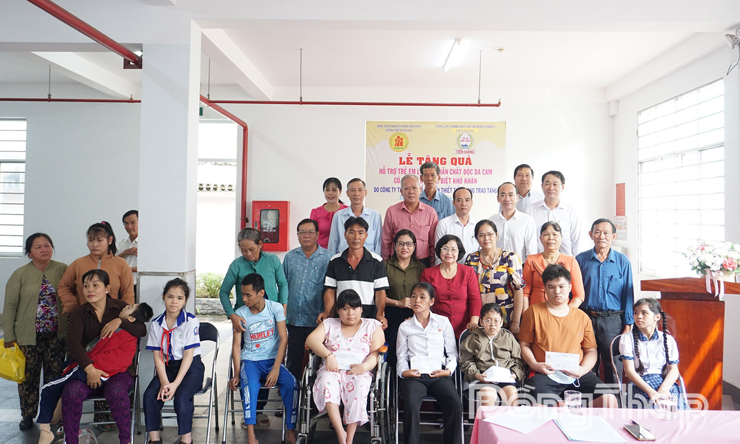               Hội Nạn nhân chất độc  da cam/Dioxin tỉnh tặng quà cho người nhiễm chất độc hóa học.