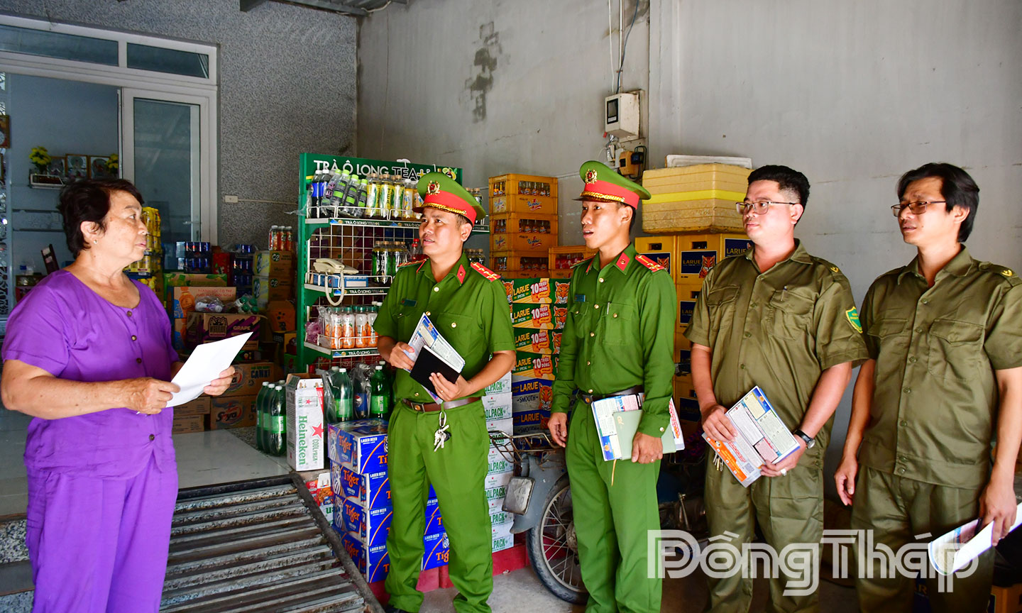 Công an xã Tân Đông tuyên truyền pháp luật đến người dân trên địa bàn.