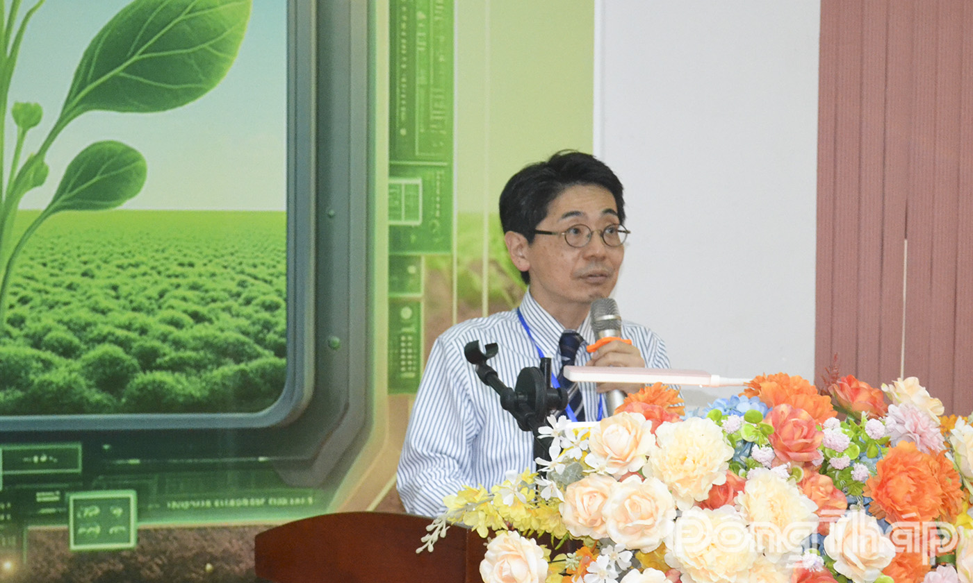 Giáo sư Shiratori Yusuke, Đại học Kogakuin, Nhật Bản trình bày tham luận tại hội thảo.