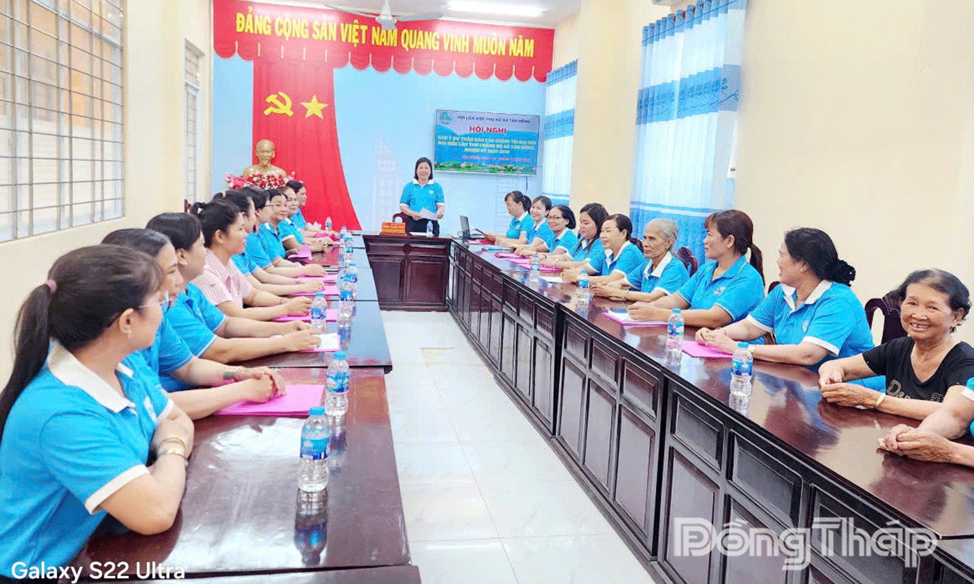 Cán bộ Hội LHPN cơ sở thảo luận, đóng góp văn kiện Đại hội Đảng bộ xã, phường nhiệm kỳ 2025-2030.