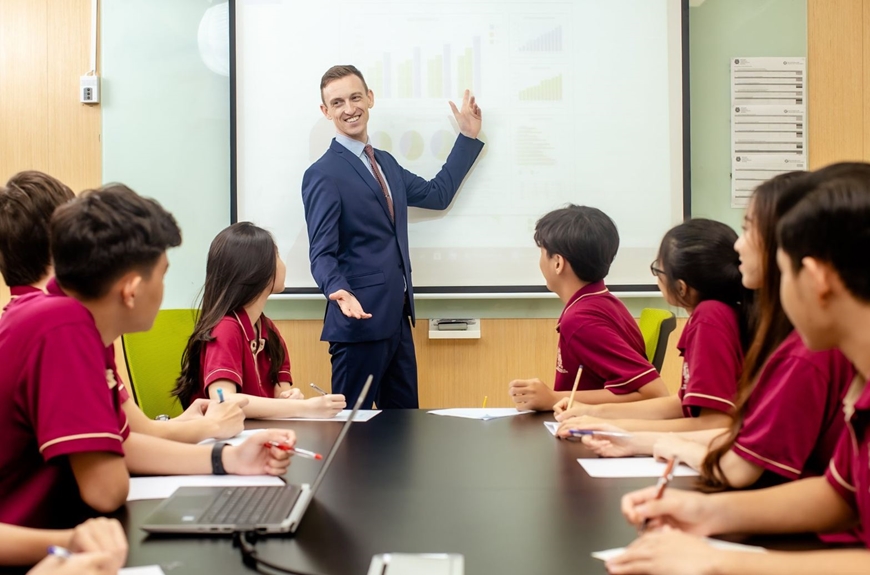 Từ ngày 25-9, áp dụng quy định mới về dạy và học bằng tiếng nước ngoài. Ảnh: chinhphu.vn 
