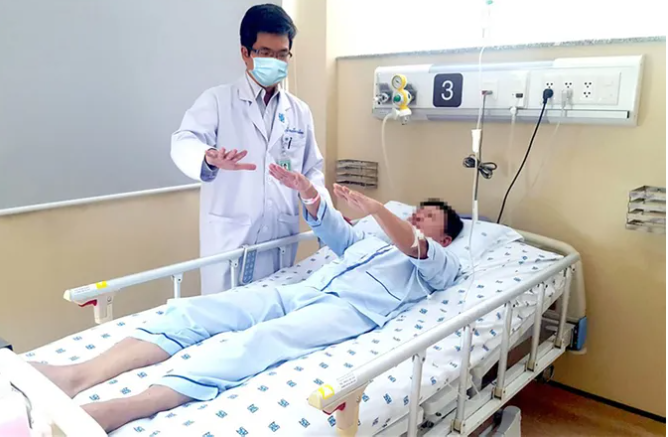 TS-BS Nguyễn Bá Thắng, Trưởng Đơn nguyên Đột quỵ Bệnh viện Đại học Y Dược TPHCM thăm khám cho người bệnh. Ảnh: THÀNH AN