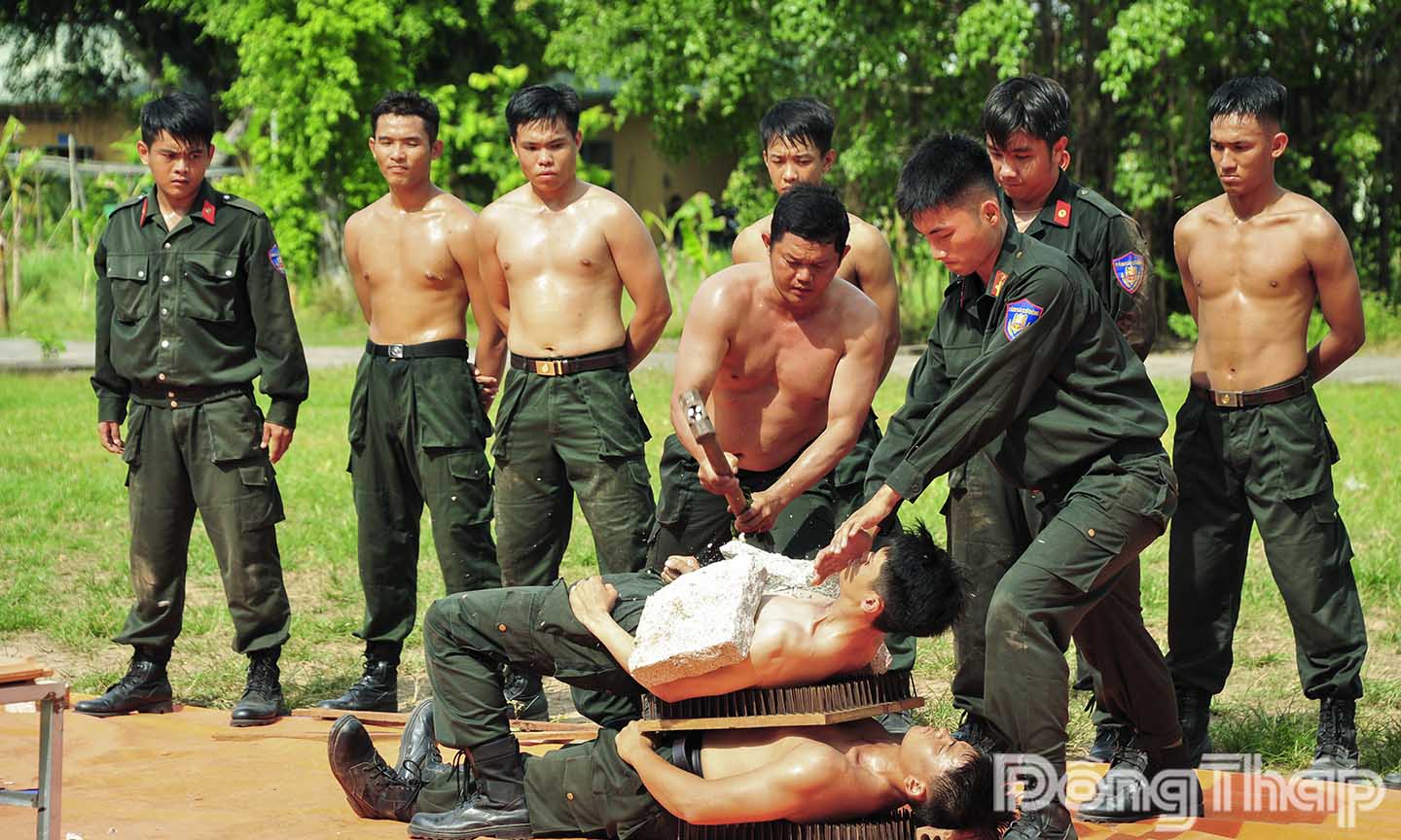 Chiến sĩ nằm trên nền đinh sắc nhọn, chịu lực để đồng đội phá đá trên ngực. Đây là một trong những màn trình diễn khí công khó khăn nhất, đòi hỏi sự kết hợp hoàn hảo giữa vận công điều khí và sức chịu đựng của cơ thể.