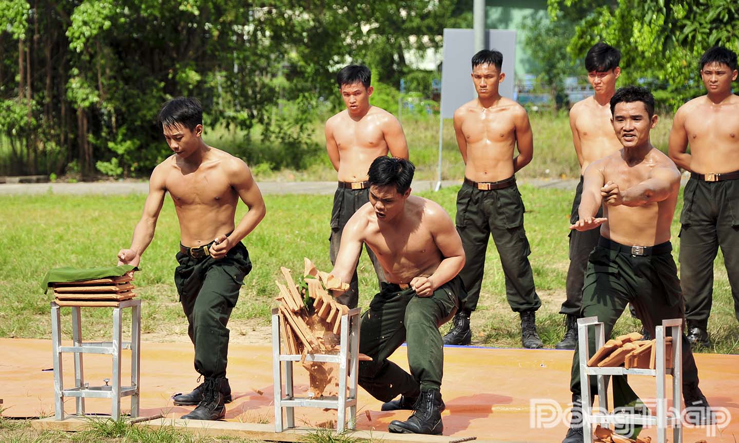 Bằng đôi tay không, chiến sĩ công phá từng viên gạch một cách dễ dàng. Những tảng gạch vỡ tan thành từng mảnh là minh chứng cho sức mạnh và kỹ thuật được rèn luyện qua nhiều tháng khổ công.