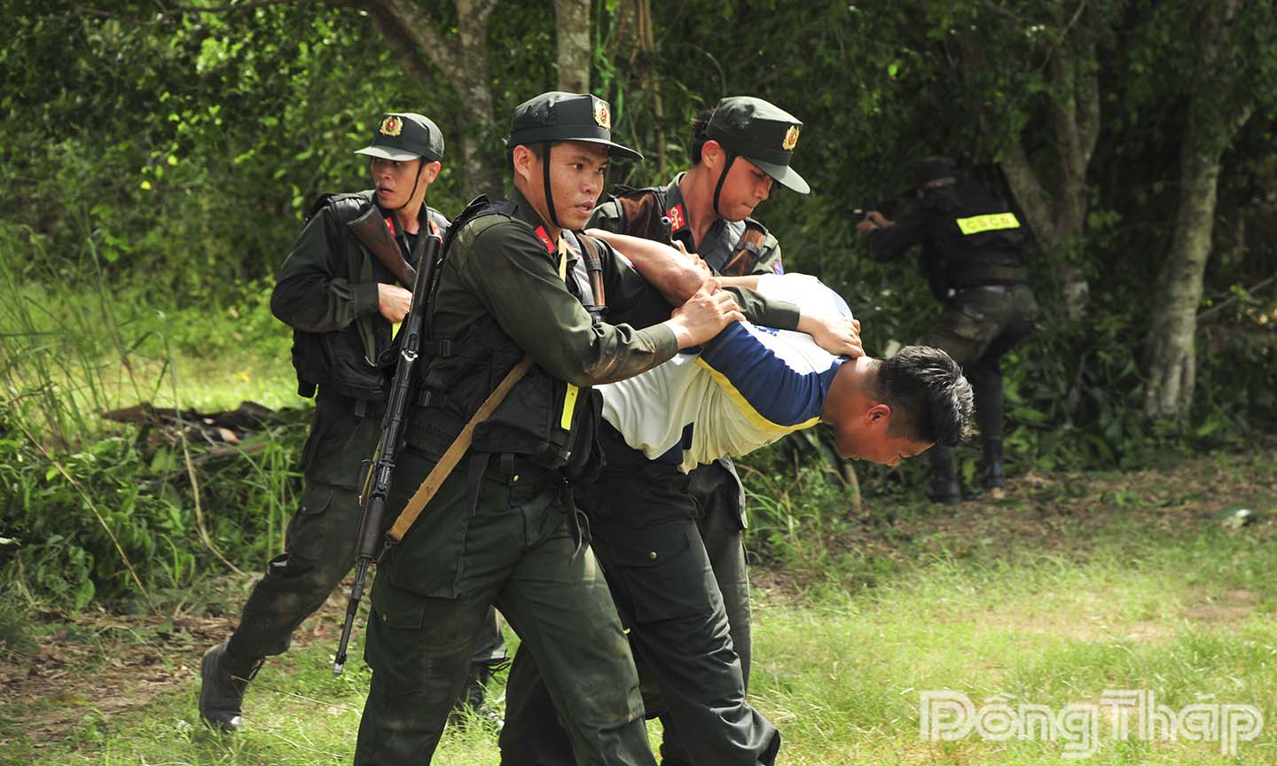 Chiến sĩ CSCĐ dũng mãnh lao vào khống chế đối tượng trong tình huống giả định. Đây là hình ảnh quen thuộc trên các 
