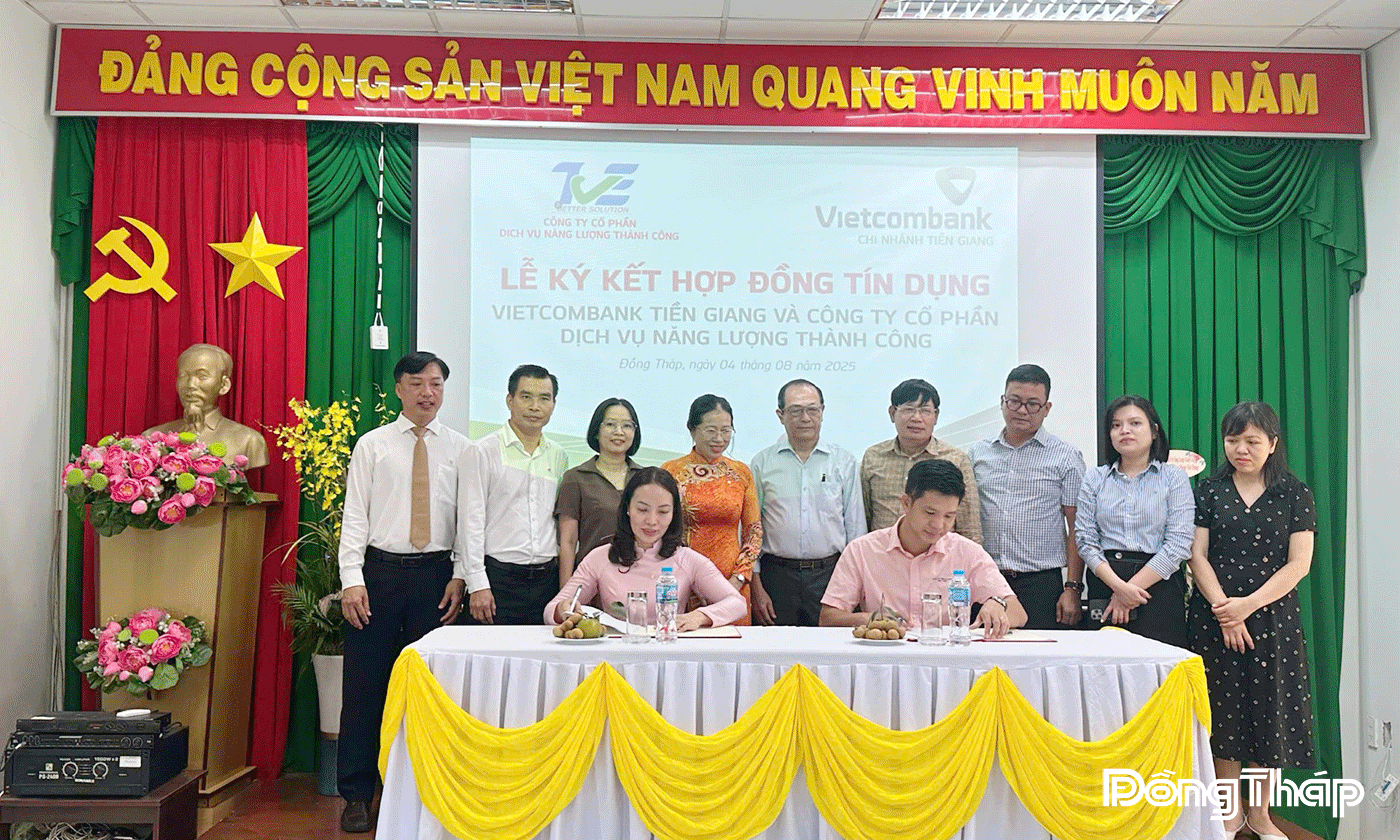 Bà Hà Thị Thanh Thuý – Phó Giám đốc Vietcombank Tiền Giang cùng ông Dương Thành Công – Tổng Giám đốc Công ty Cổ phần Dịch vụ Năng lượng Thành Công ký kết hợp đồng tín dụng)