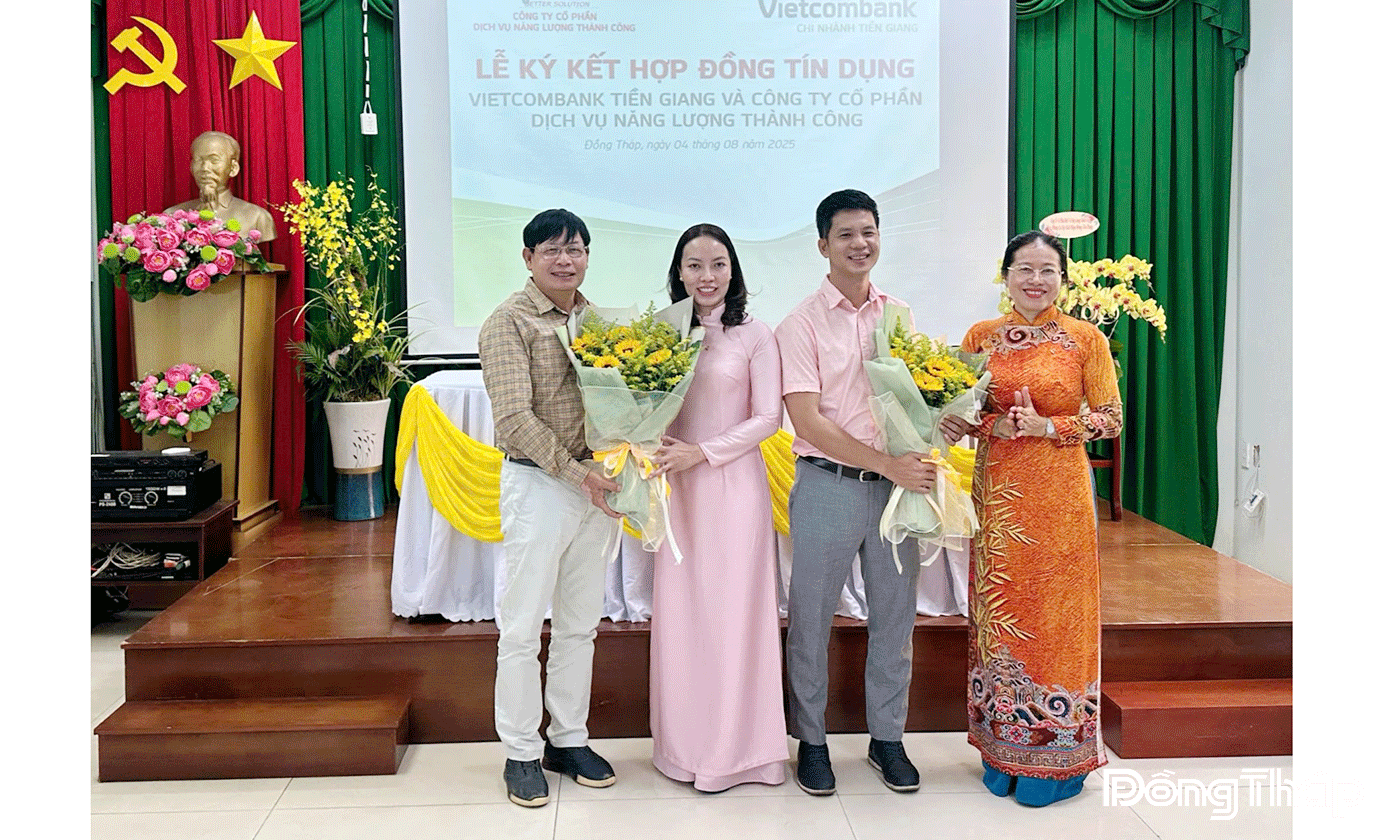 Bà Nguyễn Thị Tuyết - Giám đốc (bên phải), bà Hà Thị Thanh Thuý – Phó Giám đốc Vietcombank Tiền Giang (thứ 2 từ trái qua)
