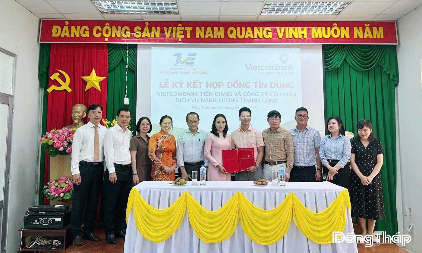 (Đại diện 2 đơn vị trao quyết định ký kết hợp động tín dụng.