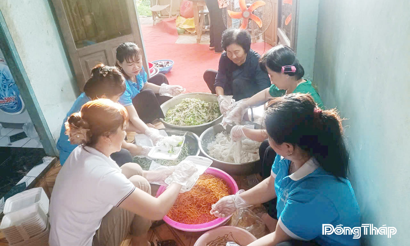Hội viên “Bếp ăn chia sẻ yêu thương” xã Tân Thuận Bình tự tay nấu và trao những suất ăn đầy yêu thương đến với người nghèo.