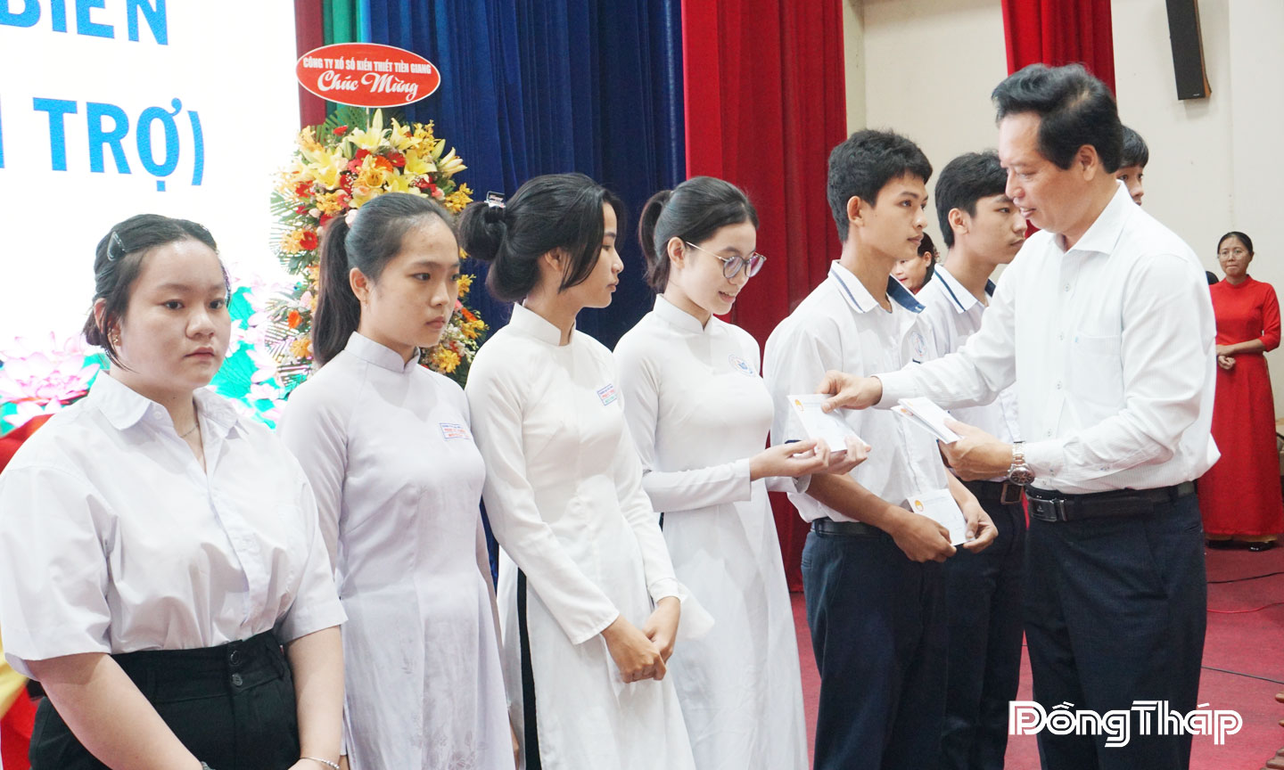 Lãnh đạo Ủy ban nhân dân tỉnh trao học bổng cho các em học sinh có hoàn cảnh khó khăn vượt khó học tốt.