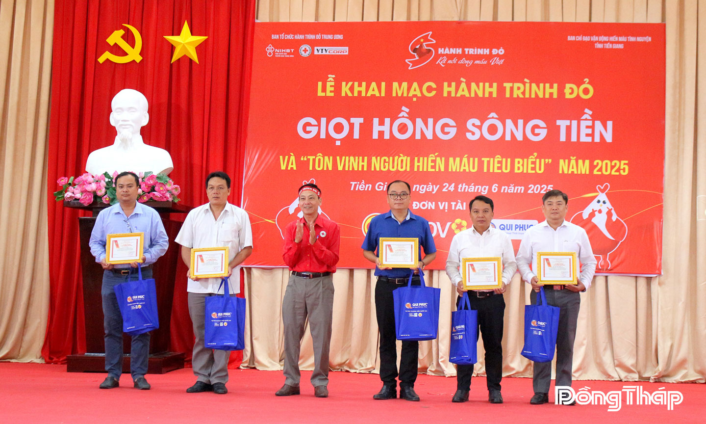 Thầy Nguyễn Phi Cường (thứ 3 từ phải qua) nhận Kỷ niệm chương của Ban Chấp hành Trung ương Hội Chữ thập đỏ vì đã có thành tích xuất sắc trong công tác hiến máu tình nguyện.                                                                                                                                                                                                                                    Ảnh: Lê Minh