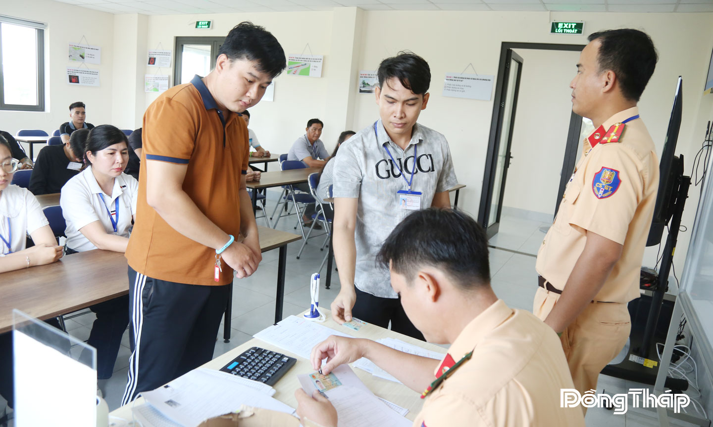 Học viên tham gia thi sát hạch lái xe ô tô tại Trung tâm Đào tạo và Sát hạch  lái xe Sông Tiền.