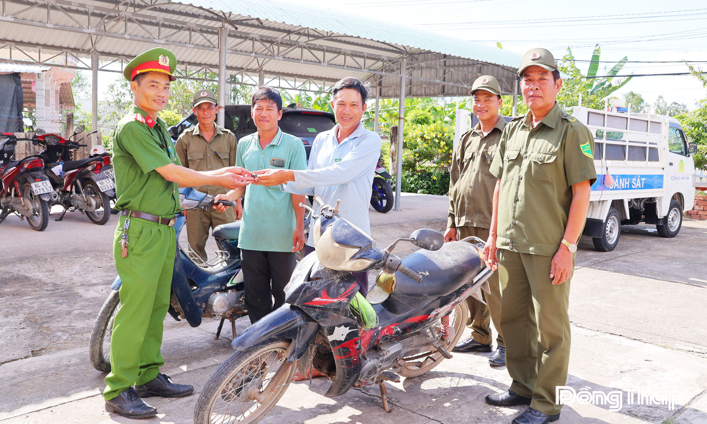 Anh Nguyễn Văn Phúc (thứ 3 từ bên phải), ấp Tân Thuận, xã Phong Hòa phấn khởi khi được nhận lại chiếc xe máy bị mất trộm trong tháng 7.