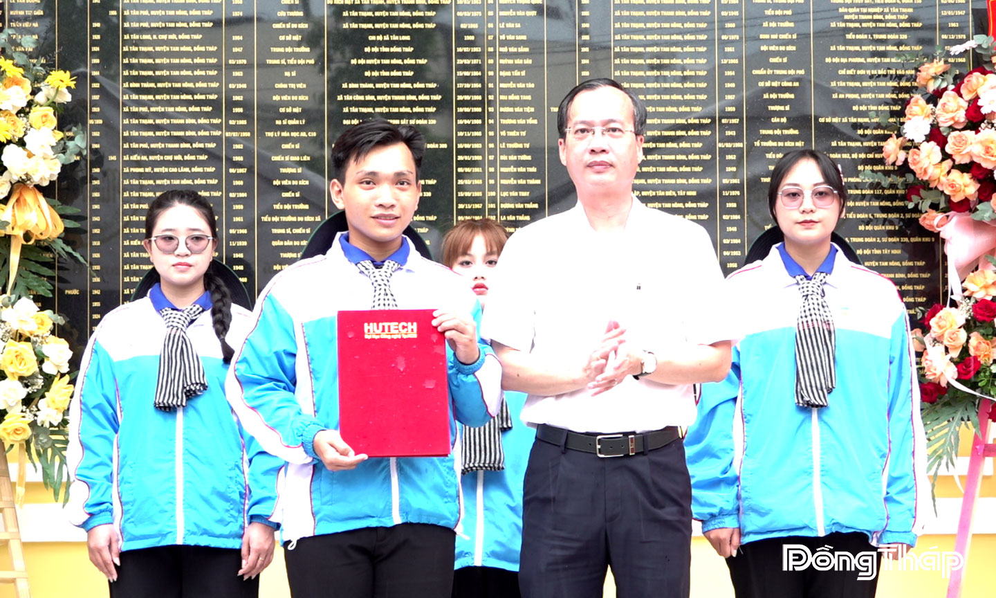 Đồng chí Trần Trí Quang, Phó Bí thư Tỉnh ủy, Chủ tịch Ủy ban nhân dân tỉnh Đồng Tháp trao Quyết định kết nạp đảng viên mới cho thanh niên tình nguyện năm 2025.