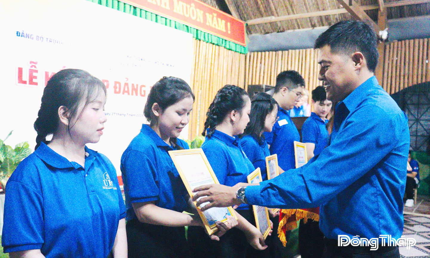 Đồng chí Nguyễn Quang Minh, Tỉnh ủy viên, Phó Chủ tịch Ủy ban Mặt trận Tổ quốc Việt Nam tỉnh, Bí thư Tỉnh đoàn Đồng Tháp trao Thư khen cho đoàn viên ưu tú được kết nạp đảng viên.