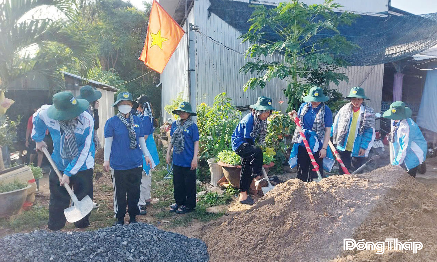 Chiến sĩ “Mùa hè xanh” tham gia đổ bê tông tuyến đường giao thông nông thôn dài 400 m tại ấp Bắc (xã Tân Thạnh, tỉnh Đồng Tháp).
