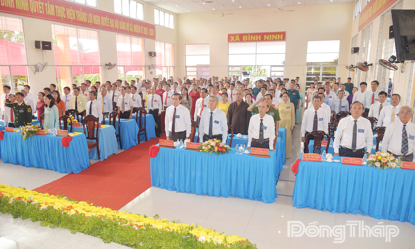 Đại biểu tham dự đại hội thực hiện nghi thức chào cờ.