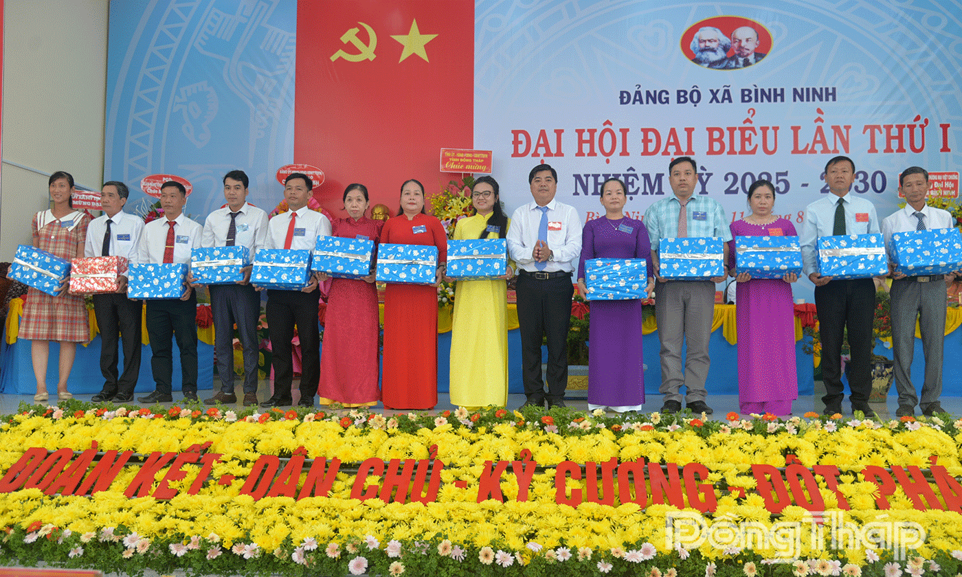 Tặng quà lưu niệm cho các đồng chí uỷ viên Ban chấp hành không tái cử.