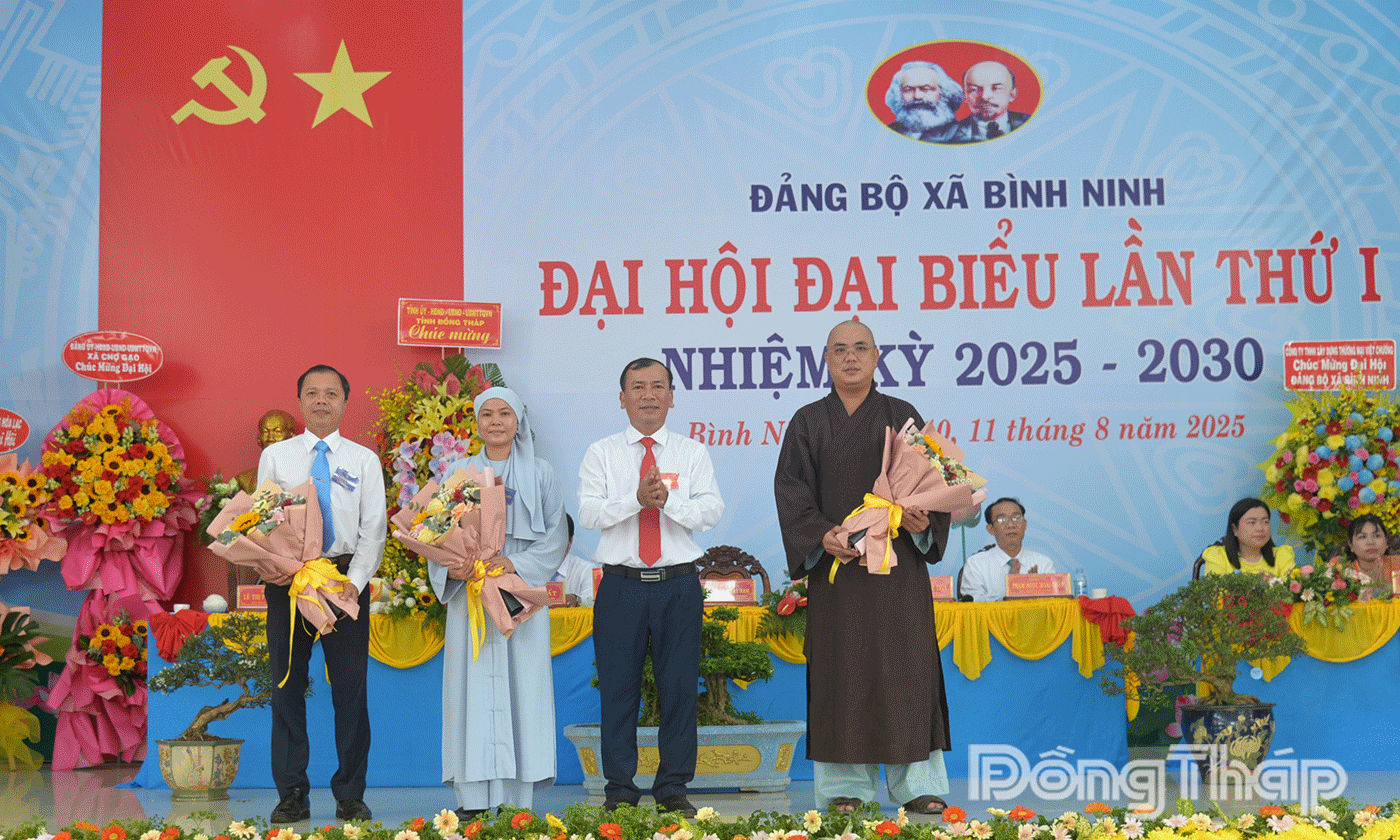Tặng hoa tri ân các đơn vị, cá nhân có nhiều đóng góp cho hoạt động của xã.