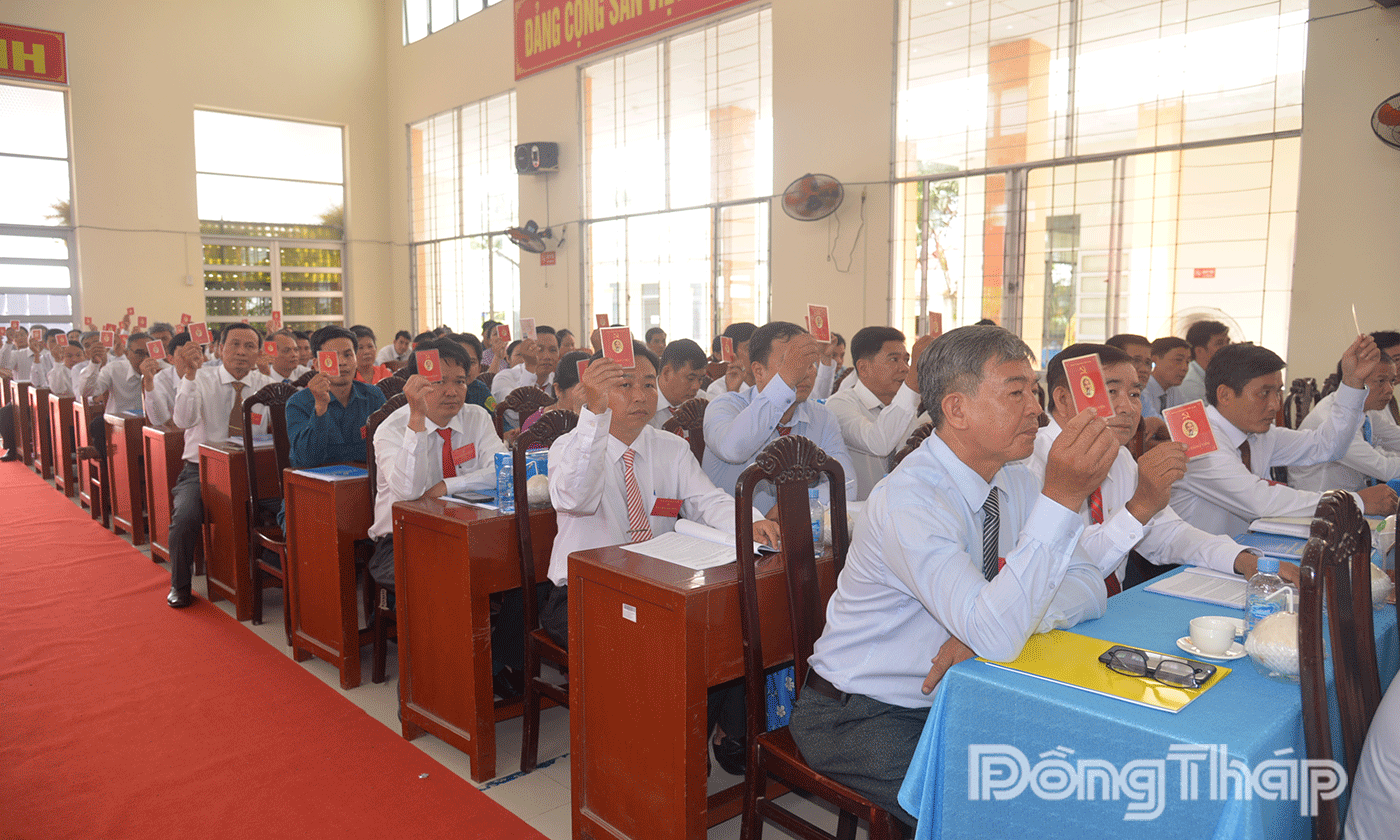 Đại biểu biểu quyết thông qua các chỉ tiêu Nghị quyết nhiệm kỳ 2025-2030.