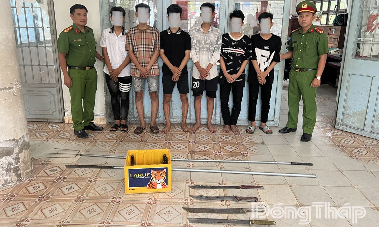 Các đối tượng cùng tang vật tại cơ quan công an.