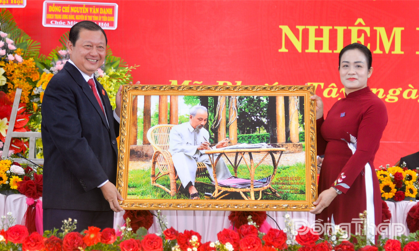 Đồng chí Nguyễn Hải Trâm tặng Đảng bộ phường Mỹ Phước Tây bức tranh “Bác Hồ ngồi làm việc với phong cách giản dị, gần gũi, biểu tượng cho sự lãnh đạo sáng suốt, hết lòng vì dân, vì nước”.