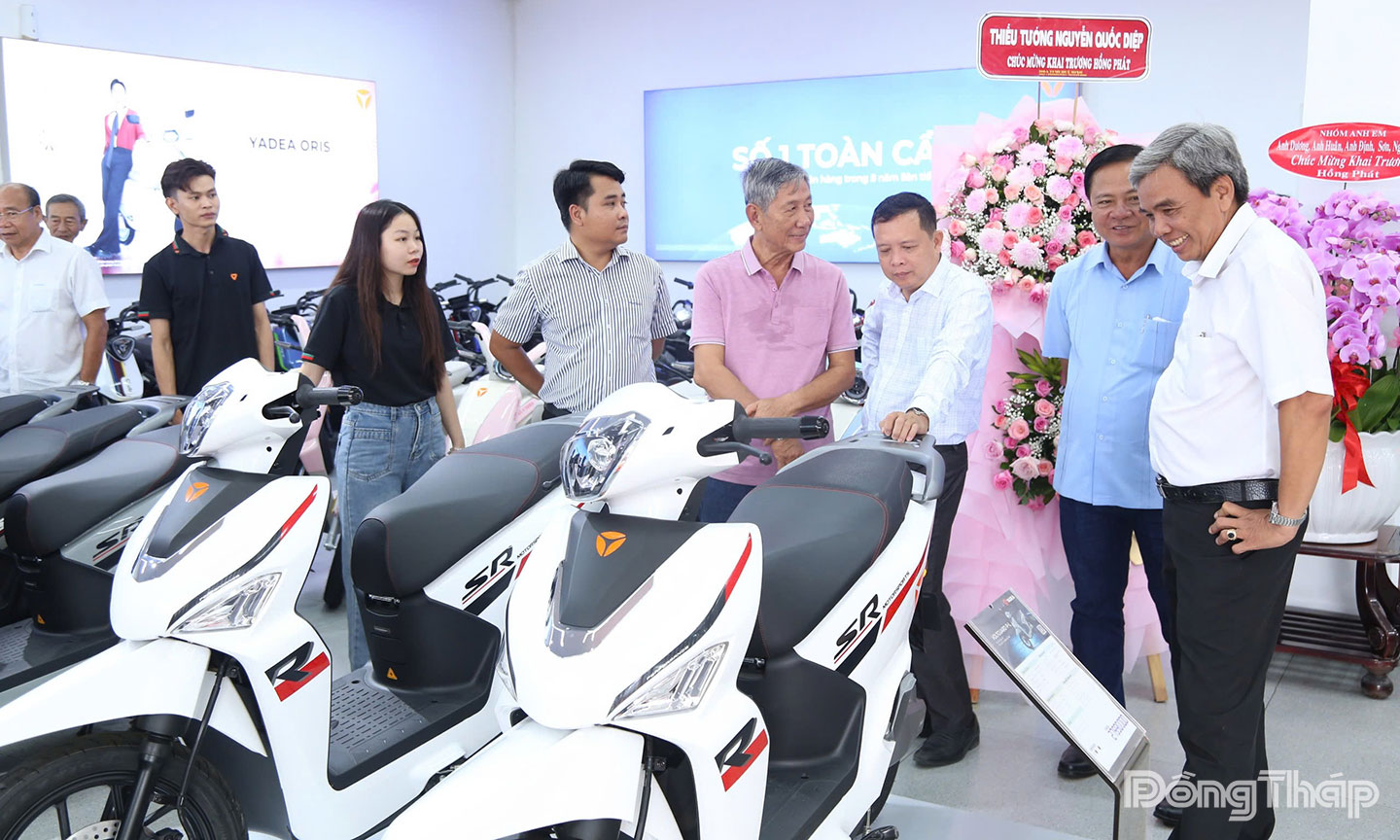  Các khách hàng tham quan mua sắm xe điện Yadea.