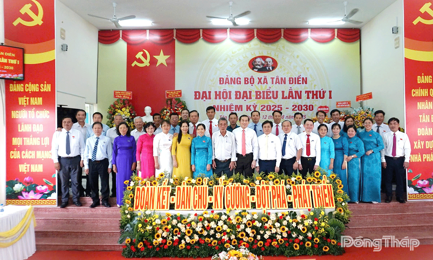 Đại biểu dự Đại hội chụp ảnh lưu niệm 