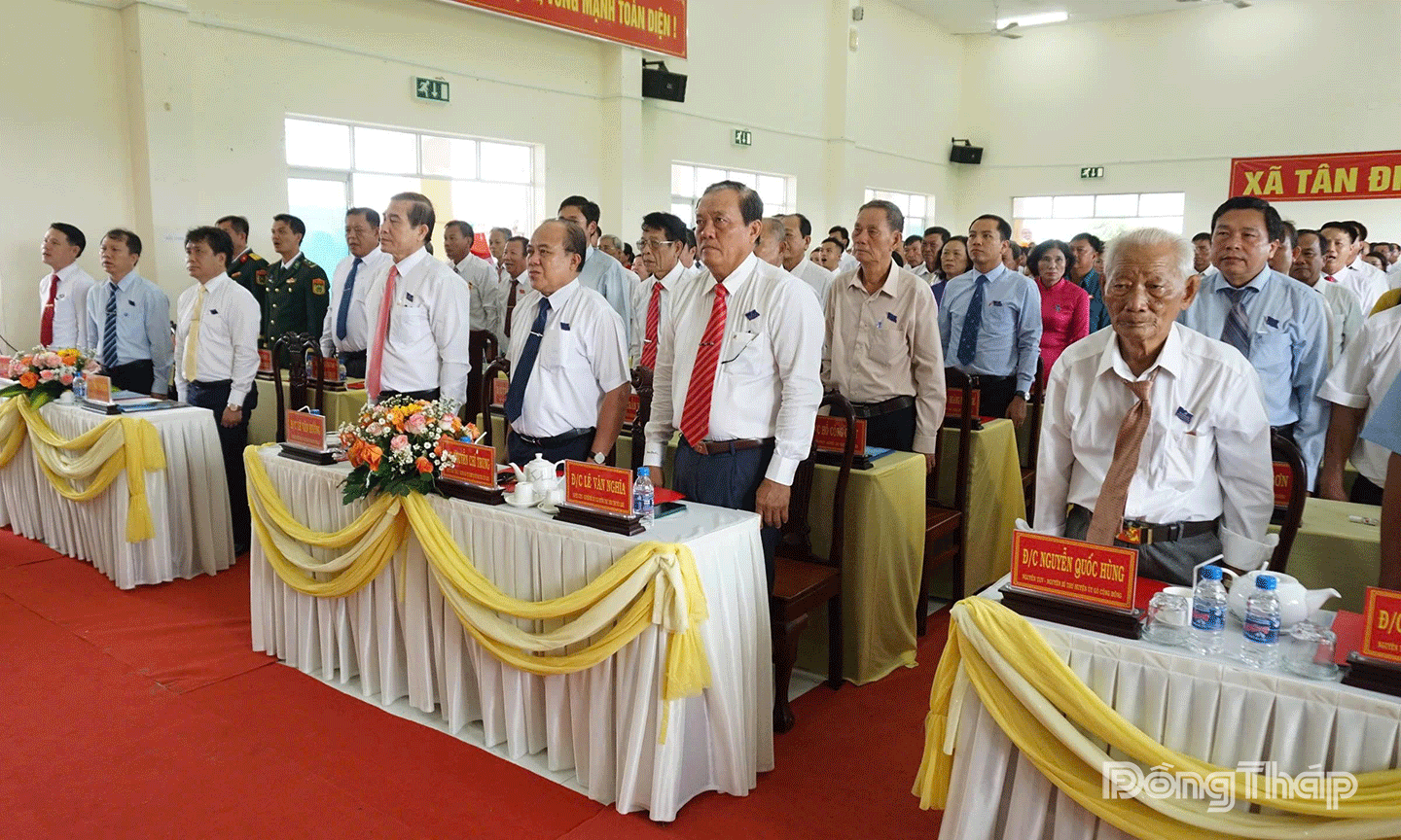 Đại biểu thực hiện nghi thức chào cờ.