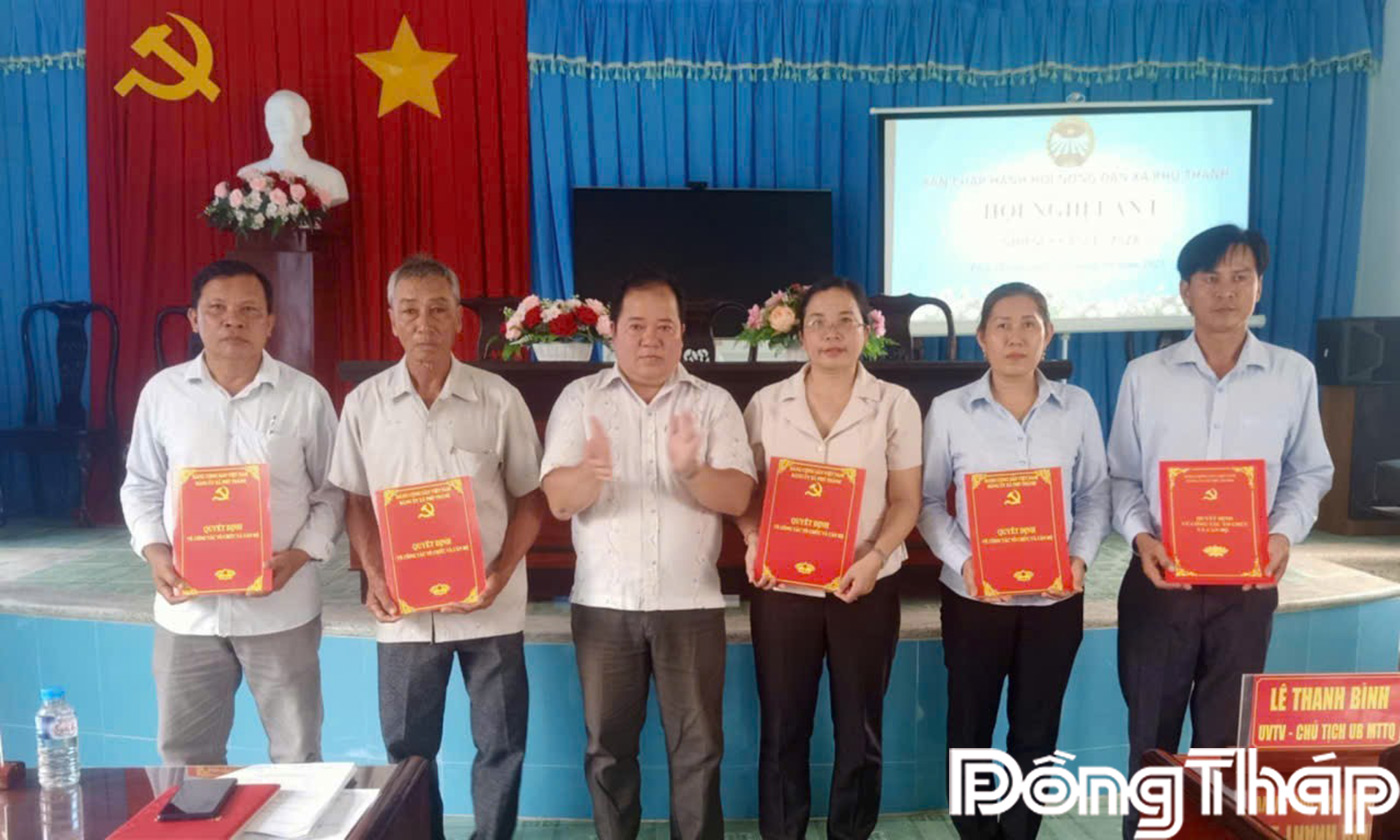 Trao quyết định Ban Thường vụ Hội Nông dân xã Phú Thành nhiệm kỳ 2023 – 2028