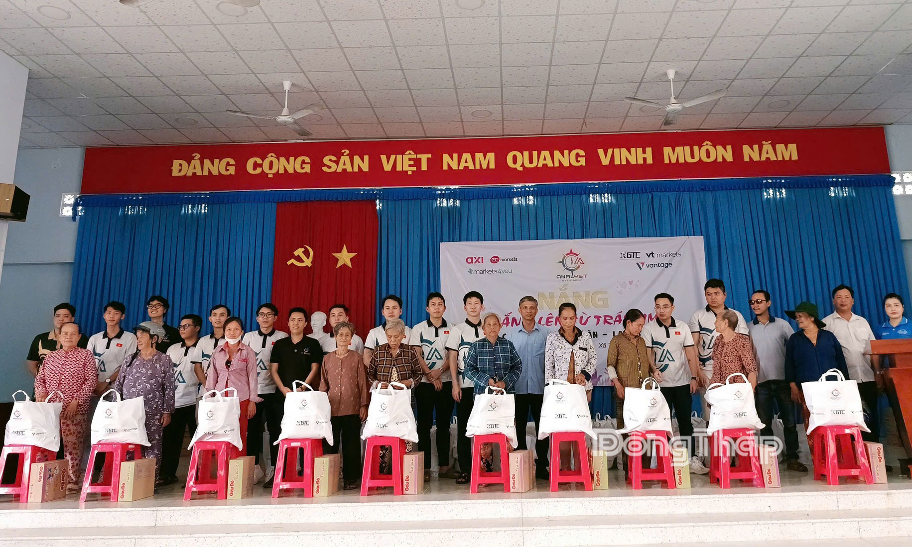 Trao quà cho các hộ dân khó khăn,