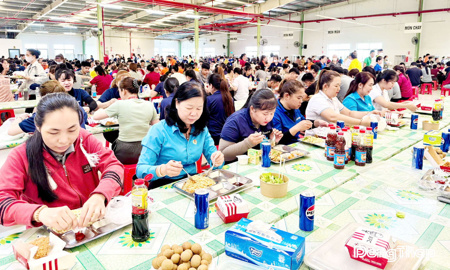 Chủ tịch Liên đoàn Lao động tỉnh Huỳnh Thị Tuyết Vui (thứ 2 từ trái sang) dùng cơm với đoàn viên, công nhân, lao động tại Chương trình “Bữa cơm công đoàn” do Liên đoàn Lao động tỉnh tổ chức tại Công ty TNHH Bodynits Tiền Giang. 