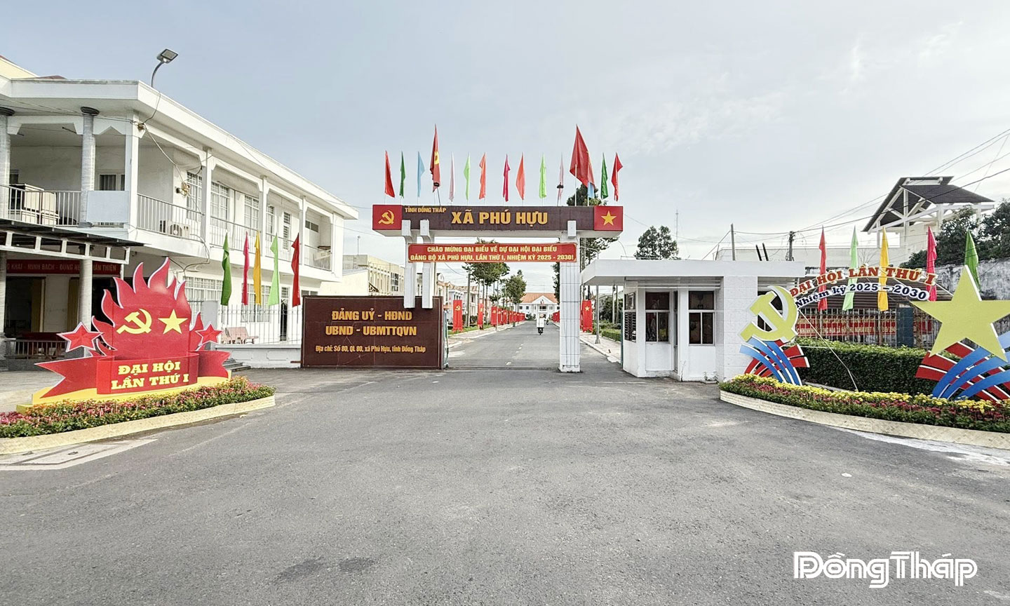 Cổng chào xã Phú Hựu chào mừng Đại hội đại biểu Đảng bộ xã Phú Hựu lần thứ I, nhiệm kỳ 2025 - 2030.