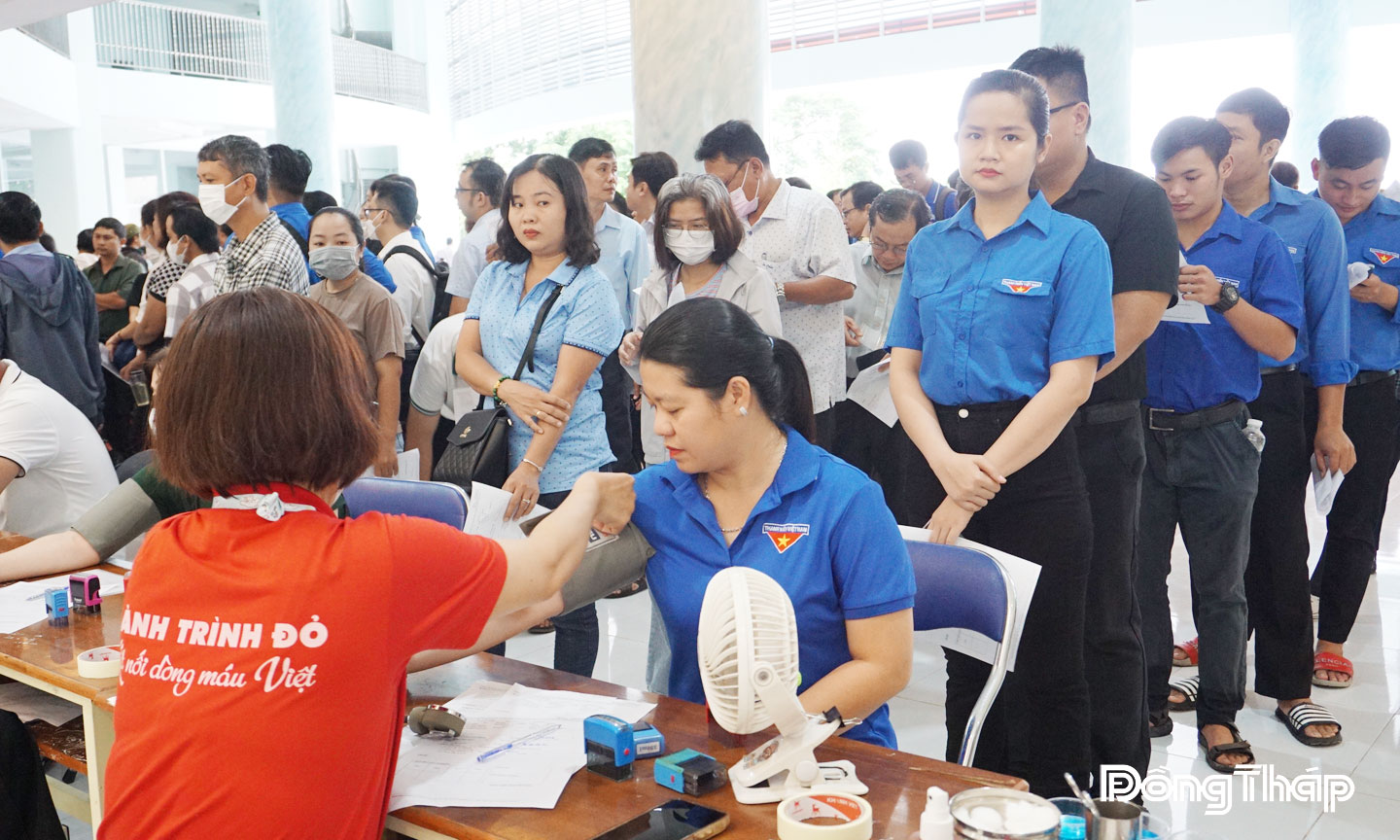 Đoàn viên, thanh niên đăng ký khám sàng lọc trước khi hiến máu.