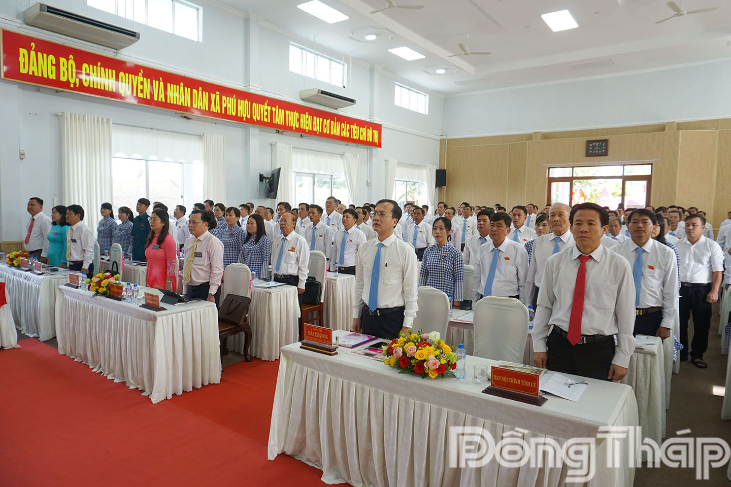 Các đại biểu thực hiện nghi thức chào cờ