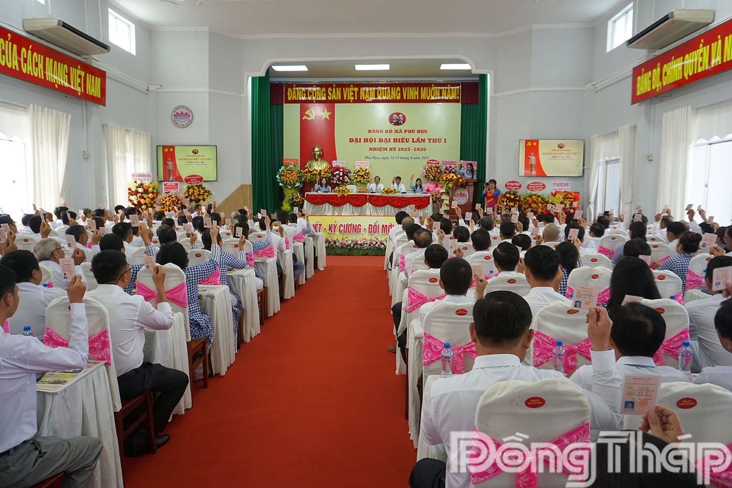 Đại biểu biểu quyết các chỉ tiêu Nghị quyết Đại hội