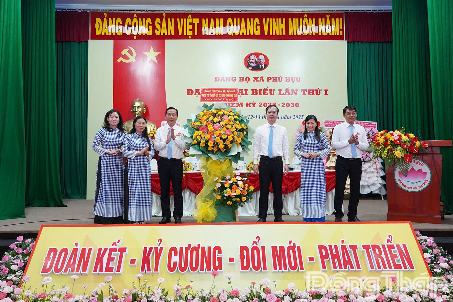 Đồng chí Trần Trí Quang – Phó Bí thư Tỉnh ủy, Chủ tịch UBND tỉnh Đồng Tháp tặng hoa chúc mừng Đại hội