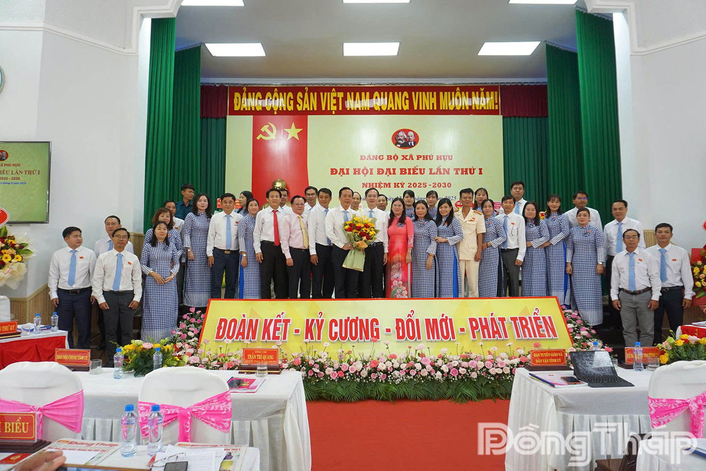Đồng chí Trần Trí Quang – Phó Bí thư Tỉnh ủy, Chủ tịch UBND tỉnh Đồng Tháp chụp ảnh lưu niệm cùng Ban Chấp hành Đảng bộ xã Phú Hựu nhiệm kỳ mới