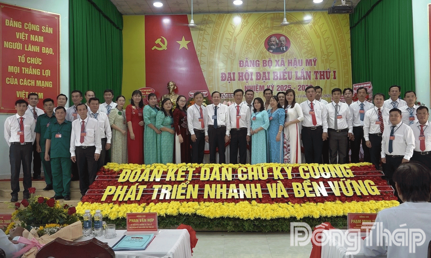 Đồng chí Phan Văn Hợp chụp ảnh lưu niệm với Ban Chấp hành Đảng bộ xã Hậu Mỹ nhiệm kỳ 2025 - 2030. 