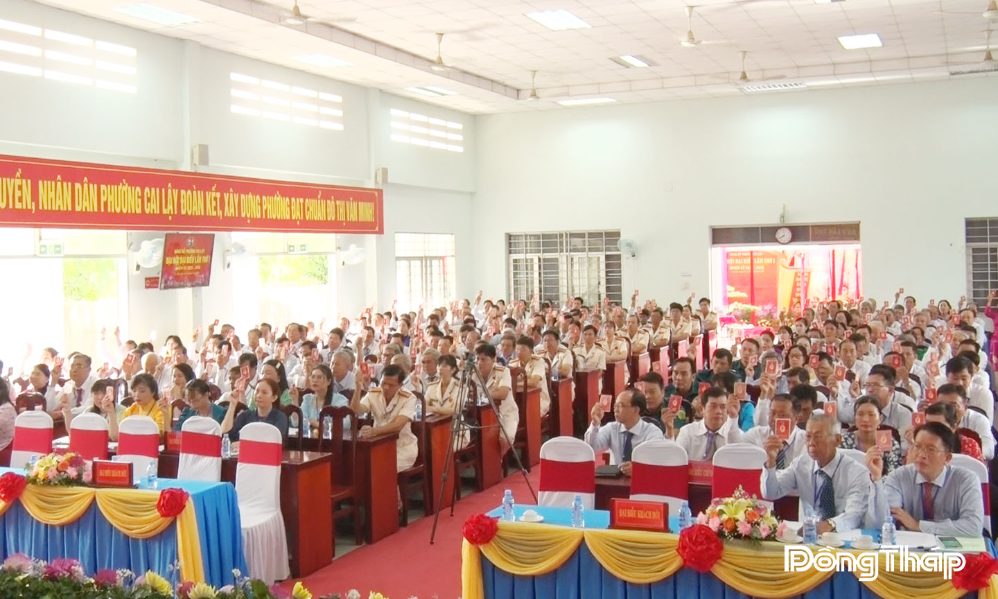 Các đại biểu tham dự đại hội biểu quyết thống nhất dự thảo Nghị quyết đại hội.