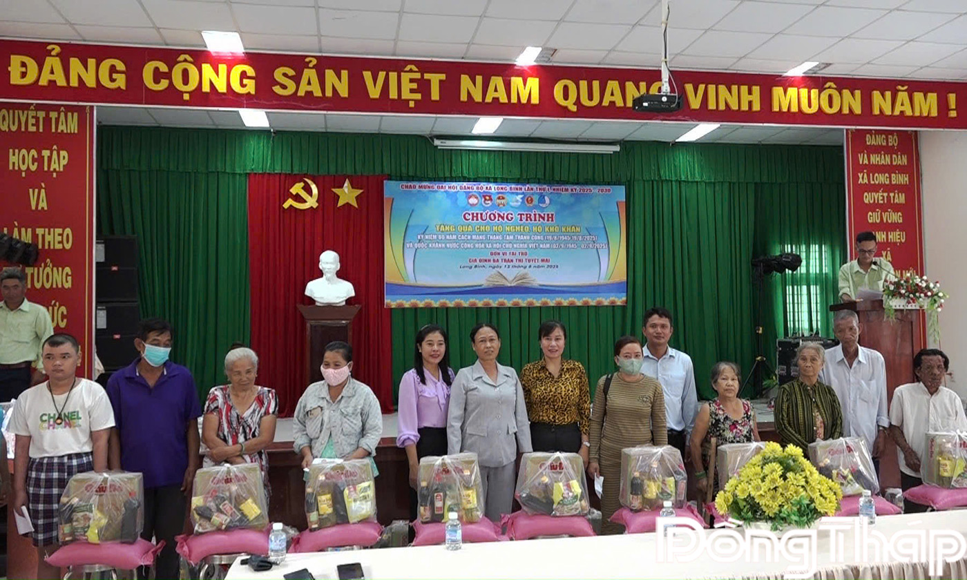 Trao quà tại chương trình