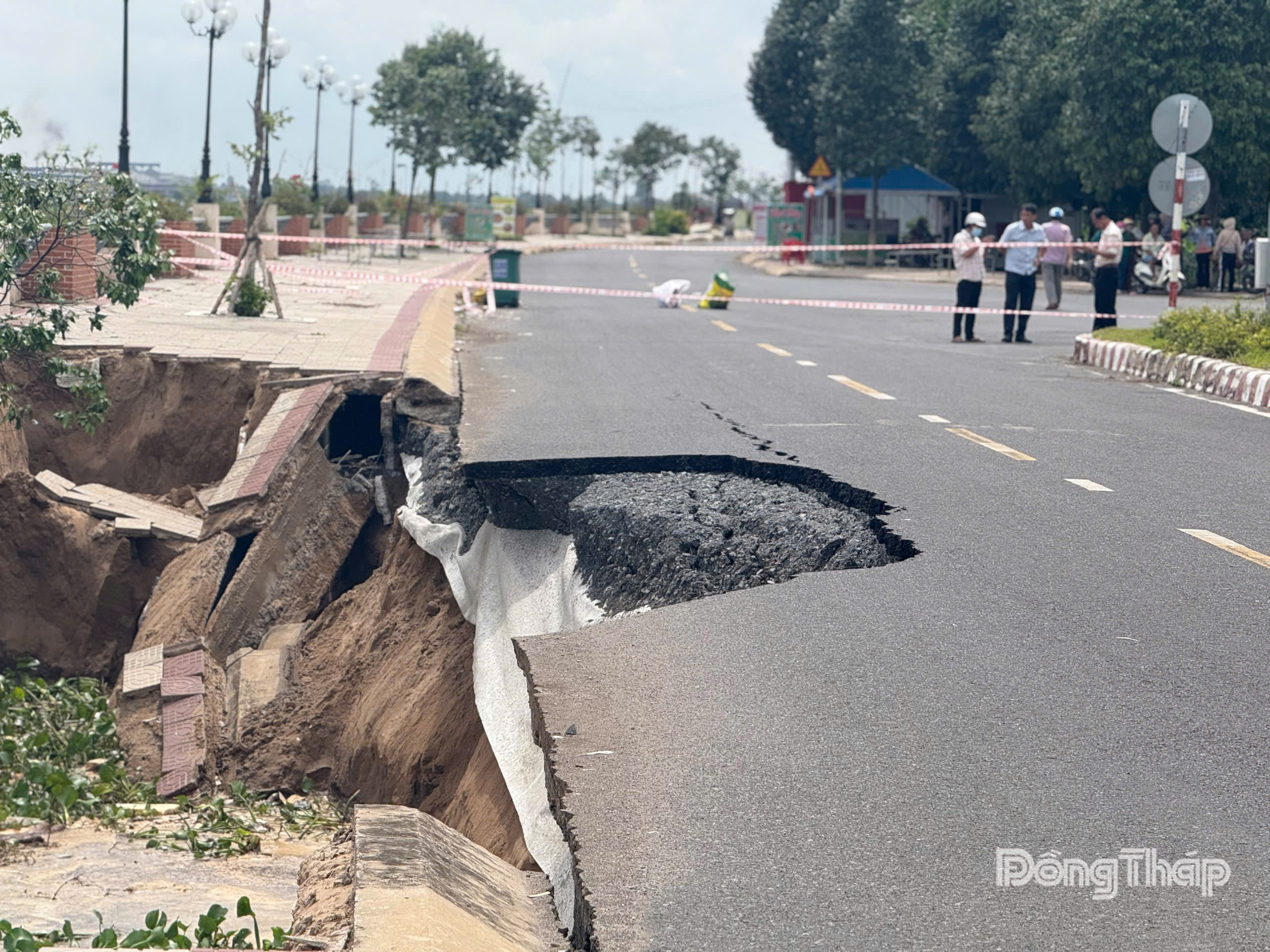 Giăng dây, lắp đèn cảnh báo và cấm hoàn toàn tất cả phương tiện giao thông đường bộ lưu thông qua khu vực sạt lở